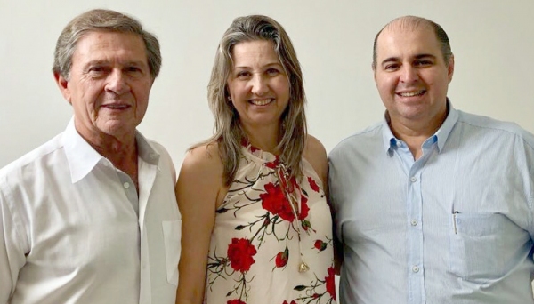 O coordenador da Comissão de Residência Médica (Coreme) da UniFAI, Dr. Osmar de Oliveira Ramos, ao lado da pró-reitora de Pesquisa e Pós-Graduação, Prof.ª Dra. Márcia Zilioli Bellini, e do vice-reitor, Prof. Dr. Fábio Botteon (Foto: UniFAI).