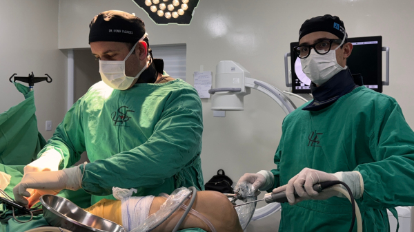 Dr. Ivonir Fagundes e Dr. Vitor Augusto Vilhegas no centro cirurgico da Santa Casa de Adamantina (Imagens: Siga Mais).