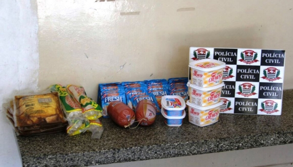 No comércio foram encontrados diversos tipos de produtos que estavam com prazo de validade vencido,  sendo que alguns deles vencidos desde dezembro/2015 e ainda, produtos com a data de validade ausente/suprimida (Foto: Deinter 8).