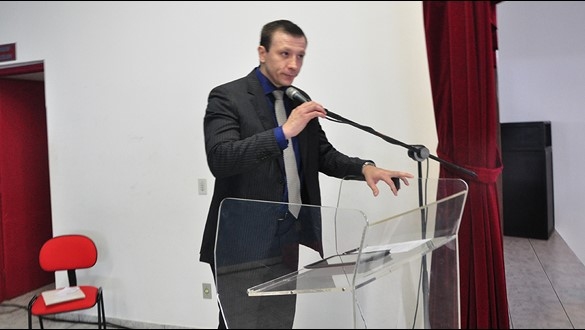 O Valmir Maurici Junior quando da inauguração do Cejusc em Dracena, em junho de 2013 (Foto: TJSP).
