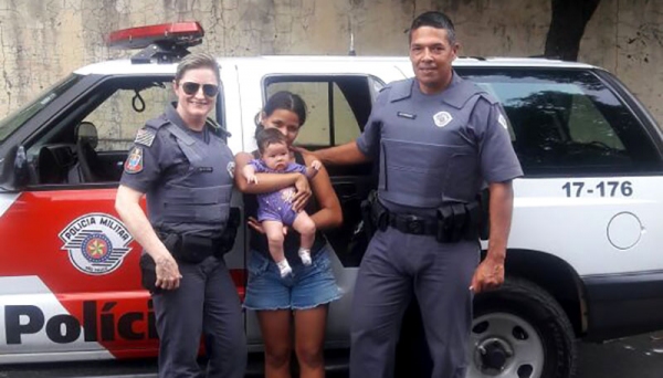 A mãe Fabiana de Jesus Teixeira Santos com a bebê Manoeli Vitória de Jesus Costa e os policiais militares cabo Elaine Cariddi Orzan e cabo Alberto Henrique Barbosa (Foto: Cedida/PM).