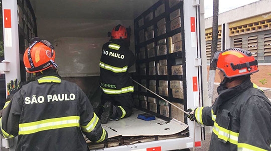 Carga de droga estava na carroceria do caminhão baú e foi retirada com o apoio do Corpo de Bombeiros (Foto: Carlos Volpi/TV Fronteira).