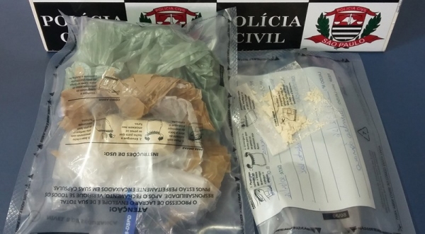 Porção de 60 gramas de cocaína estava escondida nas partes íntimas (Foto: Deinter 8).