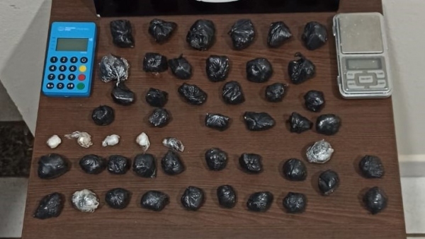 Drogas e outros materiais apreendidos pelos policiais (Divulgação/PM).