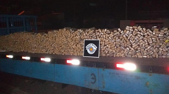 Caminhão com fundo falso levava grande quantidade de maconha, totalizando 1.261 tijolos, correspondente a 674,16 kg (Fotos Cedidas/PM).