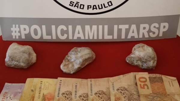 Droga e dinheiro apreendidos com o adolescente, nesta terça-feira (21), em Adamantina (Cedida/PM).
