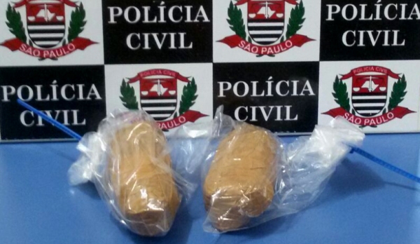 Mulher levava droga em marmita, que foi vista pelos equipamentos de raio-x, sendo presa pela PolÃcia Civil (Foto: Cedida/Deinter 8).