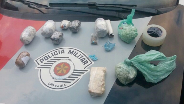 Drogas estavam com passageira e seriam levadas ao presÃdio de Pacaembu. Prisão foi no terminal rodoviário de Adamantina (Foto: Cedida/PM).