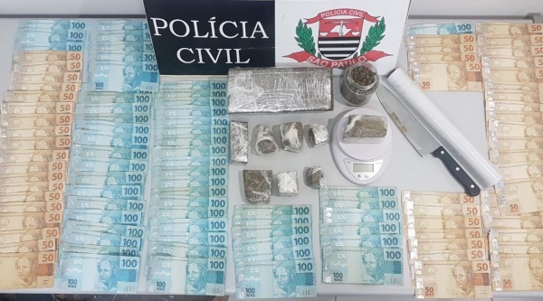 Droga e cerca R$ 8 mil foram apreendidos pelos policiais da DEIC, em Presidente Prudente  (Divulgação/PC).