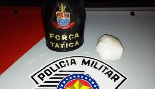 Clique para adicionar uma legendaDroga pesou 312 gramas e estava com passageira de ônibus, para entregar em Adamantina (Foto: Cedida/PM).