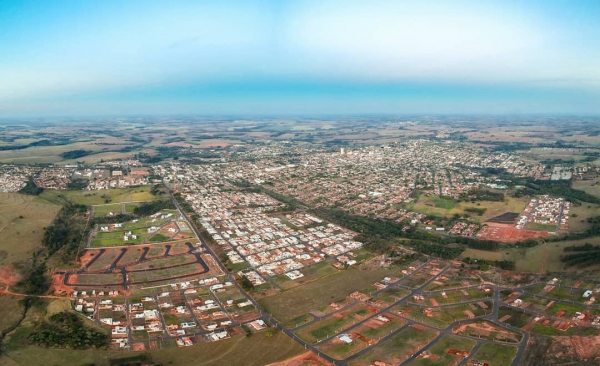 Região de novos loteamentos e expansão imobiliária em Adamantina, com o Parque dos Pássaros, Residencial Barcelona e Portugal I e II (Foto: Drone Adamantina).