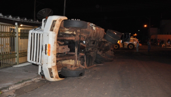 Carreta circulava pelo centro de Salmourão e tombou, esparramando carga de bagaço de cana pela rua. Ninguém se feriu (Fotos: Cristiano Nascimento/FM Metrópole).