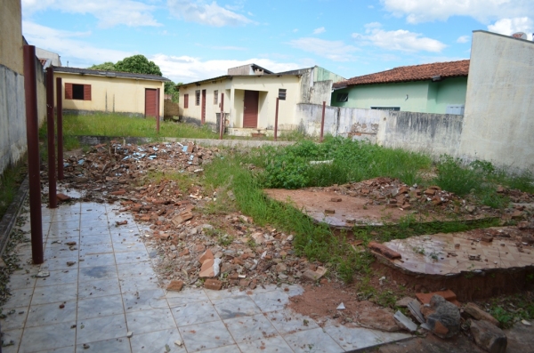 Restos de demolição em terreno causam preocupação para vizinhos