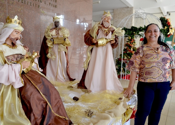 Cristina Pacheco trabalha nos preparativos finais da decoração da cidade e chegada do Papai Noel (Foto: Acácio Rocha).