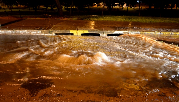 Poço de vistoria da rede de esgoto transborda com água de chuva, na região do Parque dos Pioneiros, em Adamantina. Causa pode estar relacionada à recepção clandestina de águas pluviais na rede de esgoto, nas residências (Foto: Arquivo/Siga Mais).
