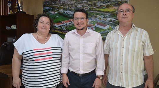 Coordenadora do CEUA da UniFAI, Profª Silvana, junto ao reitor Prof. Paulo Sergio e pró-reitor de Pesquisa, Prof. José Aparecido, anunciam aprovação do Conselho (Foto: Daniel Torres).