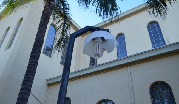 Vândalos destoem luminárias no entorno da Igreja Matriz de Santo Antônio, em Adamantina (Foto: Acácio Rocha).