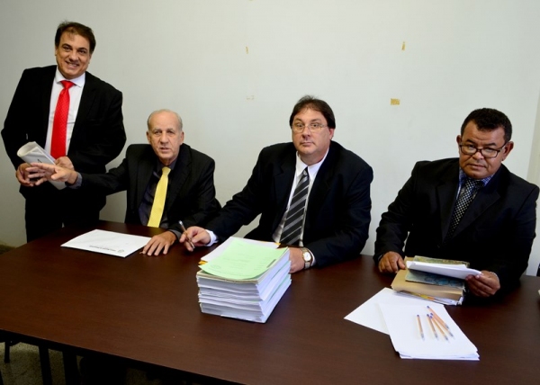 Advogado Salvador Mustafa Campos e os membros da CIP, vereadores Galvão, Fábio e Roberto, agora a pouco, na abertura da fase de depoimentos (Foto: Acácio Rocha).