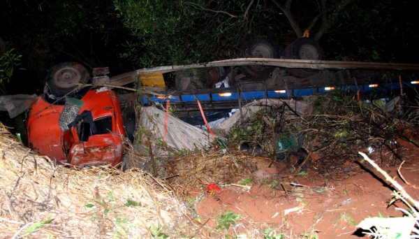 Acidente com caminhão deixou motorista ferido (Fotos: Rádio Metrópole FM / Portal Metrópole / Cristiano Nascimento).