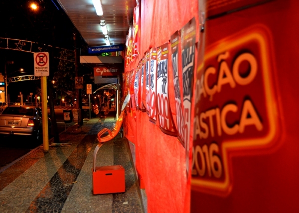 Diferente de anos anteriores, tradicional liquidação não forma fila em Adamantina. Imagem às 20h30, no centro da cidade (Foto: Acácio Rocha).