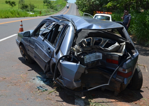 Veículo VW Santana, de Flórida Paulista ficou com toda a traseira destruída com a colisão contra uma árvore (Foto: Acácio Rocha).