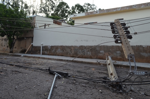 Postes destruídos na Alameda Curitiba x Rua Limeira, na Vila Jamil de Lima (Foto: Acácio Rocha).