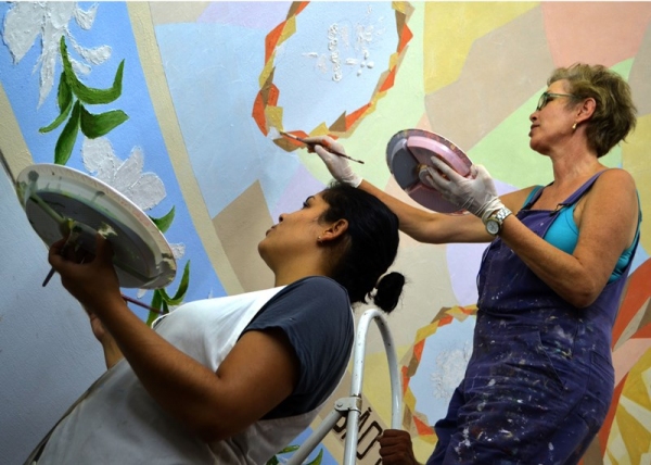 Rose Fávero (acima, à direita) e Rafaela (à esquerda), trabalham na capela dedicada a São José, no interior da Igreja Matriz de Santo Antônio, em Adamantina (Foto: Acácio Rocha).