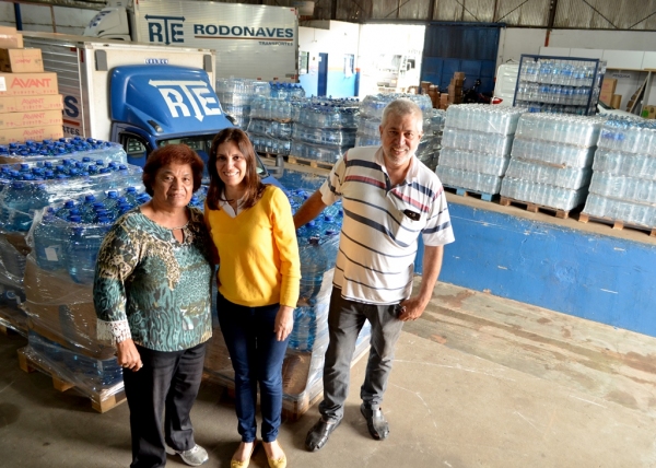Professora Ana Lúcia Bonilha Tiveron (ao centro) com dirigentes e colaboradores da RTE Rodonaves, em Adamantina (Foto: Acácio Rocha).