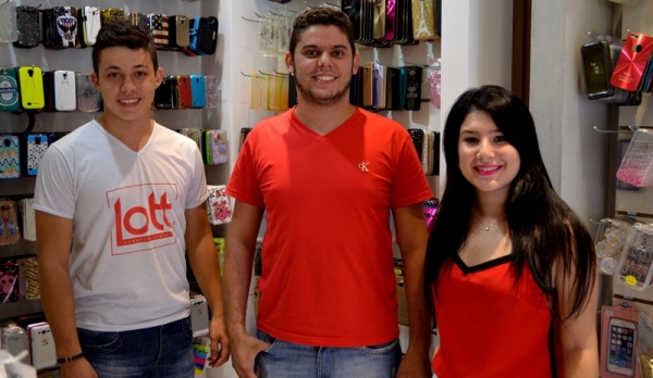 Mateus Lott (ao centro) lidera equipe da Lott Acessórios, na Rio Branco, centro de Adamantina (Foto: Acácio Rocha).