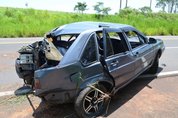 Veículo VW Santana, de Flórida Paulista ficou com toda a traseira destruída com a colisão contra uma árvore (Foto: Acácio Rocha).