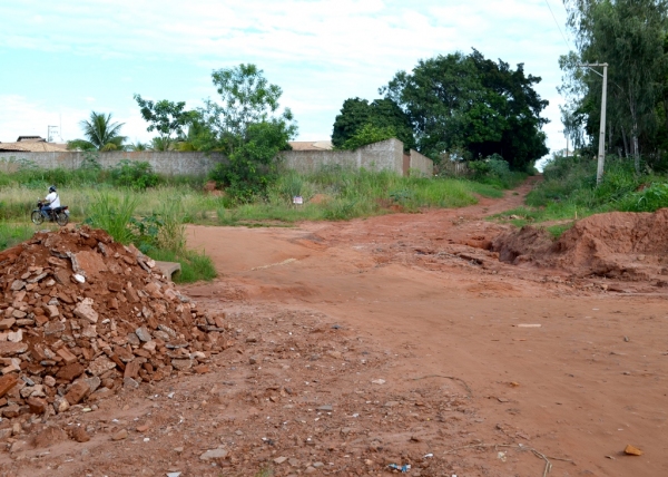 Obras foram iniciadas, conforme movimentação de terras, mas foram suspensas em razão da chuva, e devem ser retomadas, segundo a Prefeitura, somente com a estiagem (Foto: Acácio Rocha).
