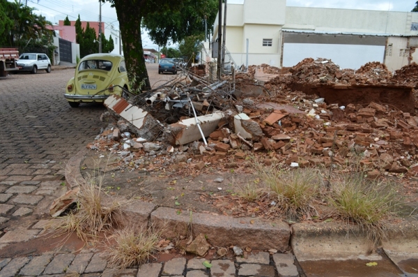 Calçadas obstruídas com entulho de demolição, na Rua Nove de Julho, centro de Adamantina (Foto: Acácio Rocha).