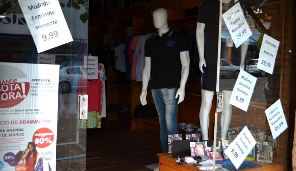 Comércio de Adamantina se mobiliza e apresenta promoções especial com descontos de 30% a 80%, no Bota-Fora (Fotos: Acácio Rocha).