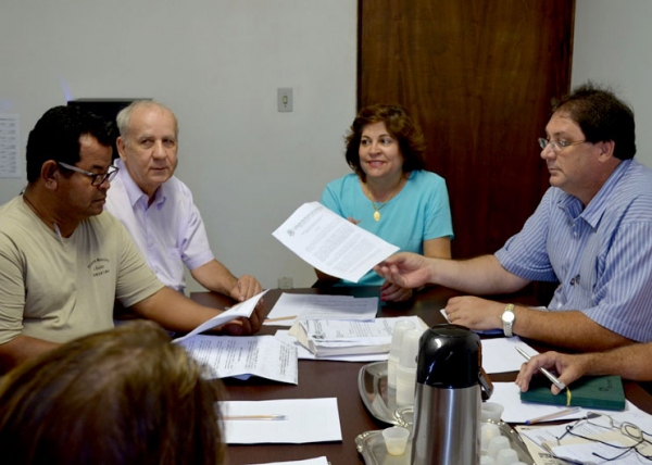 Integrantes da CIP coma presidente da Câmara Municipal, em recente reunião (Foto: Acácio Rocha).