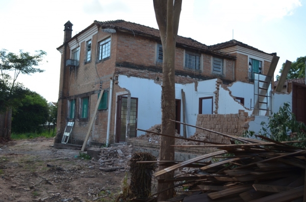 Imóvel histórico localizado na Alameda Padre Nóbrega abrigou família real japonesa em 1952 e agora é alvo de intervenção, cuja demolição atinge parte da estrutura (Foto: Acácio Rocha).