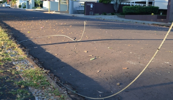 Cabo rompido está sob a via pública, na Praça da Estrela (Foto: Acácio Rocha).