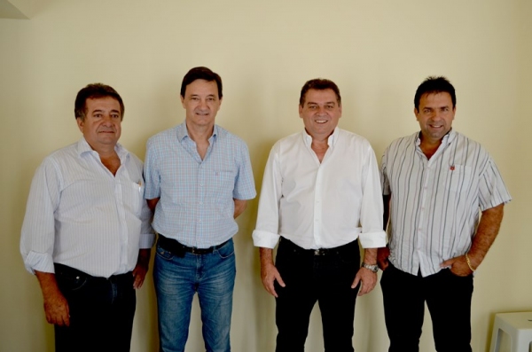 Vice-prefeito de Pacaembu e os prefeitos de Adamantina, Junqueirópolis e Mariápolis, no escritório da AMNAP em Adamantina (Foto: Acácio Rocha)