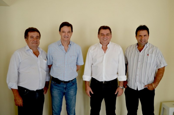 Vice-prefeito de Pacaembu e os prefeitos de Adamantina, Junqueirópolis e Mariápolis, no escritório da AMNAP em Adamantina (Foto: Acácio Rocha)