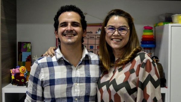 Thiago Lopes é recebido em Adamantina pela fonoaudióloga Kelly Rufino (Siga Mais).