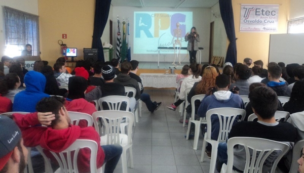 Alunos da Etec Amim Jundi receberam orientações sobre reeducação postural (Foto: Da Assessoria).