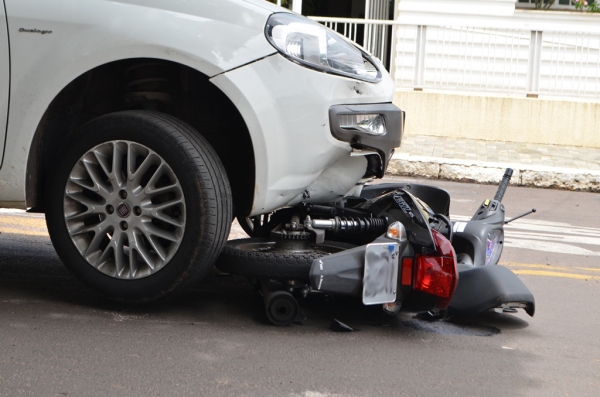 Moto vai para baixo de carro em acidente no centro de Adamantina (Foto: Acácio Rocha).