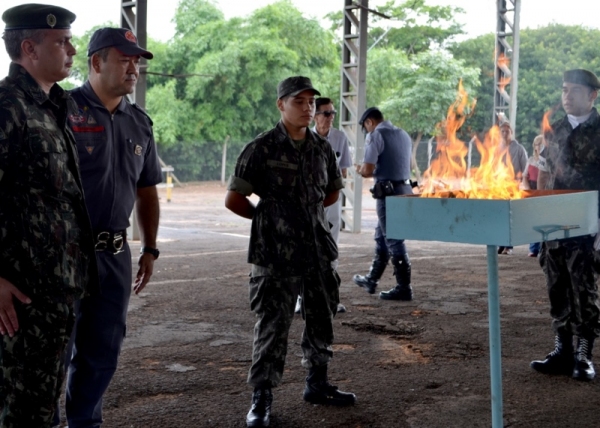Tiro de Guerra de Adamantina faz cerimônia de incineração de bandeiras (Foto: Acácio Rocha).
