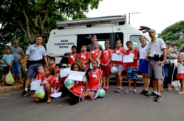 Alunos da Escolinha de Ciclismo e policias militares, na solenidade de formatura (Foto: Acácio Rocha).