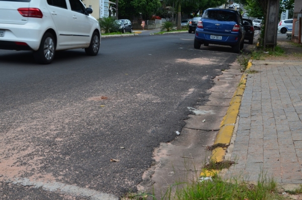 Sem regras: no centro de Adamantina, é crescente o número de estabelecimentos empresariais, comerciais e de serviços com área frontal total do imóvel servida por guias rebaixadas (Foto: Acácio Rocha).