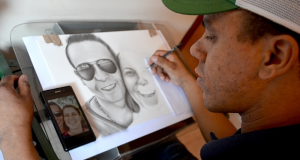 Leandro André, no seu espaço criativo, produzindo novo retrato com lápis e papel (Foto: Acácio Rocha).