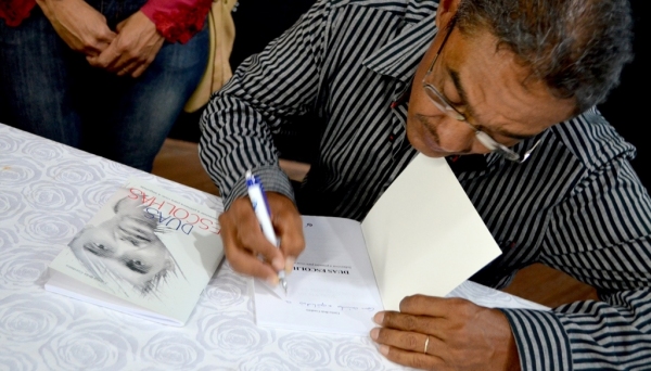 Noite de autógrafos marca lançamento de Duas Escolhas, livro de Carlos Brás Cordeiro (Foto: Acácio Rocha).