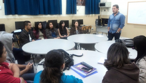 Empresário atuante no segmento de transportes de produtos perigosos compartilhou experiências aos alunos (Da Assessoria).