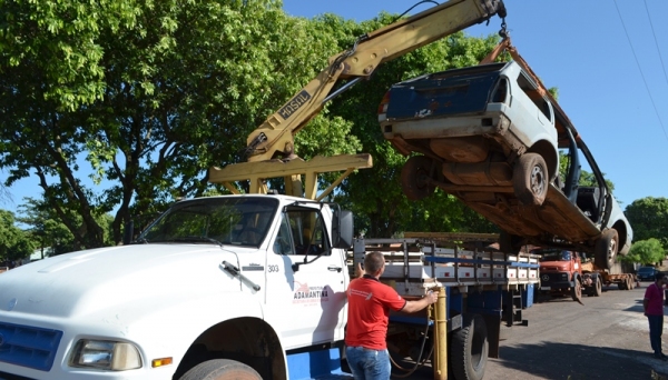 Carcaças de veículos e automóveis fora de uso estão em terreno público e na via pública, no Jardim Brasil, e começaram a ser removidos pela Prefeitura (Foto: Acácio Rocha).