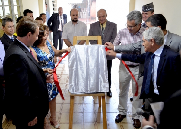 Autoridades descerram placa de inauguração da Central de Penas Alternativas em Adamantina (Foto: Acácio Rocha).