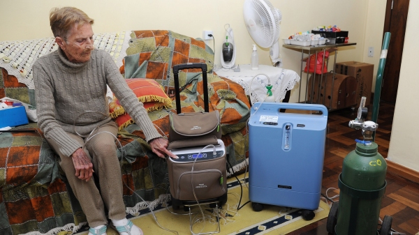 Domicílios onde há moradores que dependam dos equipamentos de sobrevida ligados ininterruptamente à tomada precisam manter cadastro atualizado na concessionária (Foto: Venilton Küchler/Agência de Notícias do Paraná).